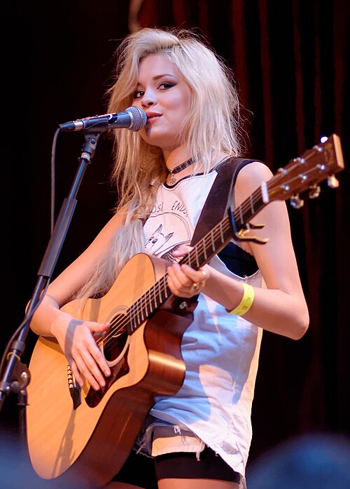 Portrait of Nina Nesbitt